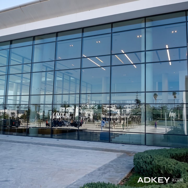Façade mur-rideau en aluminium et verre haute performance pour un centre commercial à Tanger — AdKey Aluminium