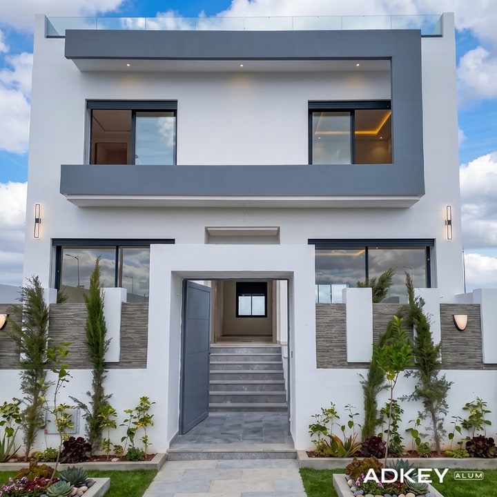 Façade de villa moderne à Malabata équipée de fenêtres en aluminium anthracite et porte d'entrée pleine — AdKey Aluminium