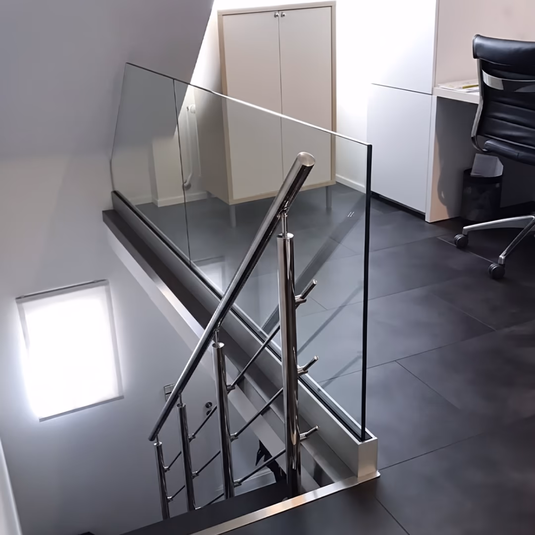 Garde-corps inox et verre sur escalier et mezzanine à Tanger — AdKey Aluminium