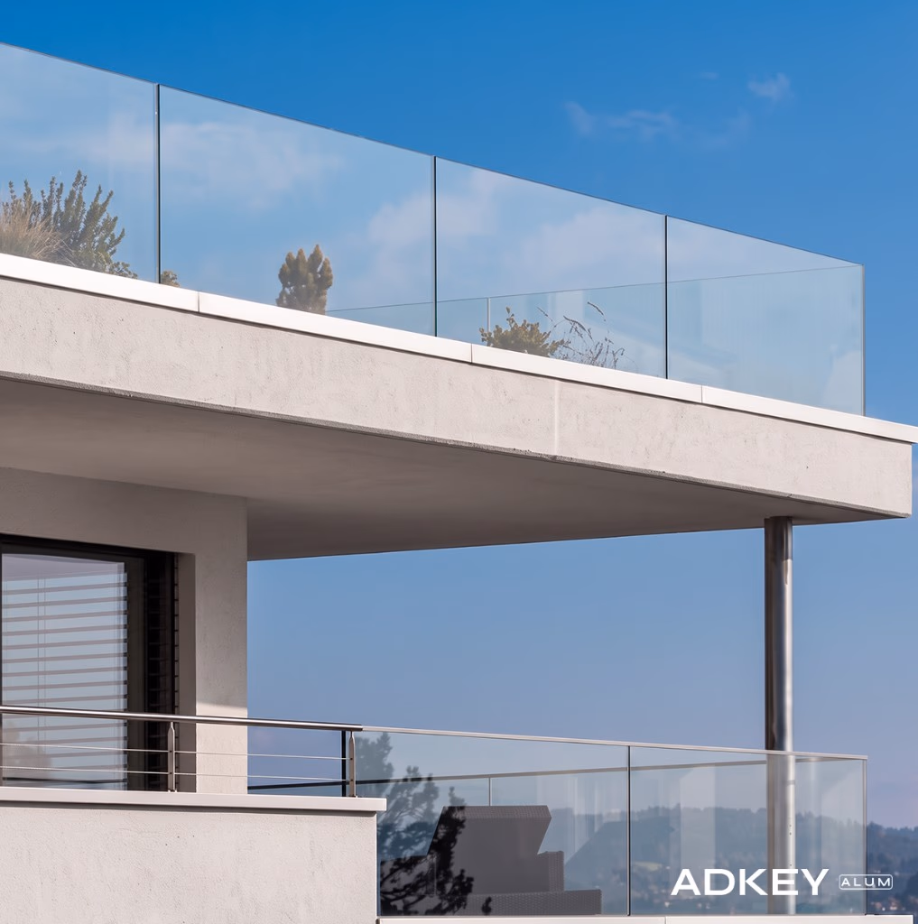 Garde-corps aluminium sur balcon à Tanger — AdKey Aluminium