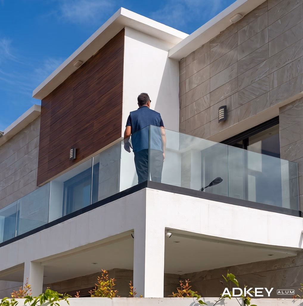 Garde-corps aluminium sur villa contemporaine à Tanger — AdKey Aluminium