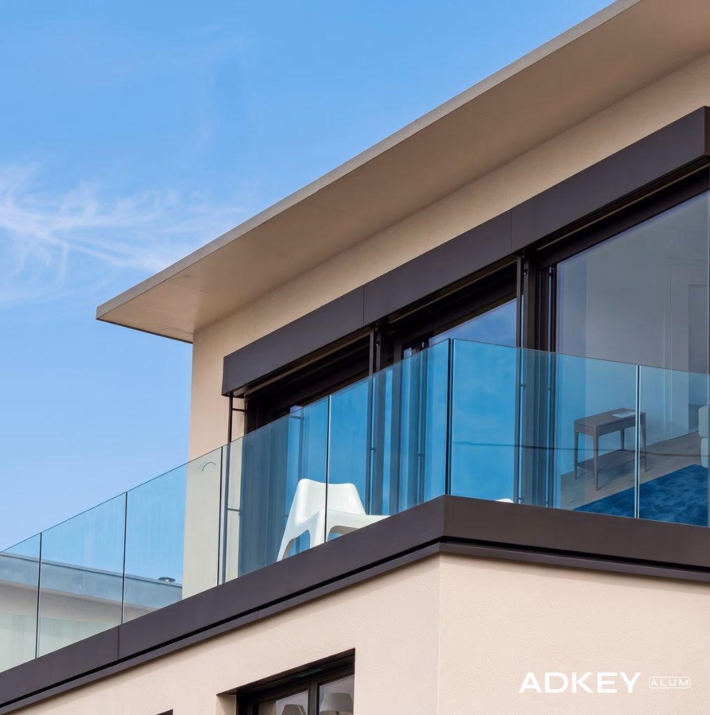 Garde-corps aluminium sur balcon de villa à Tanger — AdKey Aluminium