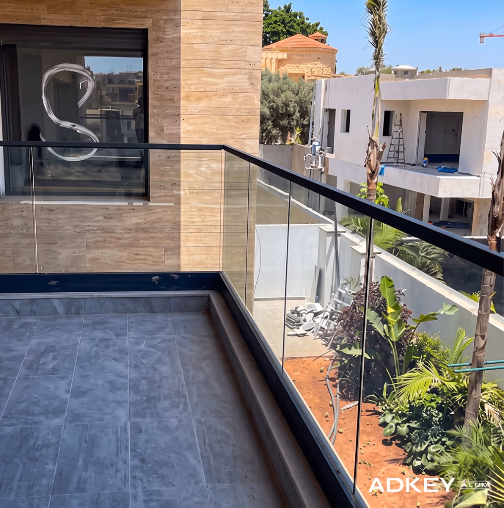 Garde-corps en verre et aluminium thermolaqué noir sur balcon à Tanger — AdKey Aluminium