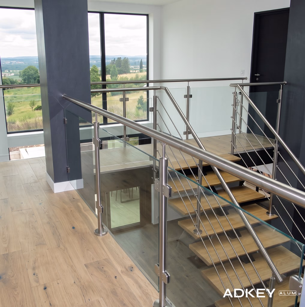Rampe et garde-corps inox et verre dans une villa à Tanger — AdKey Aluminium