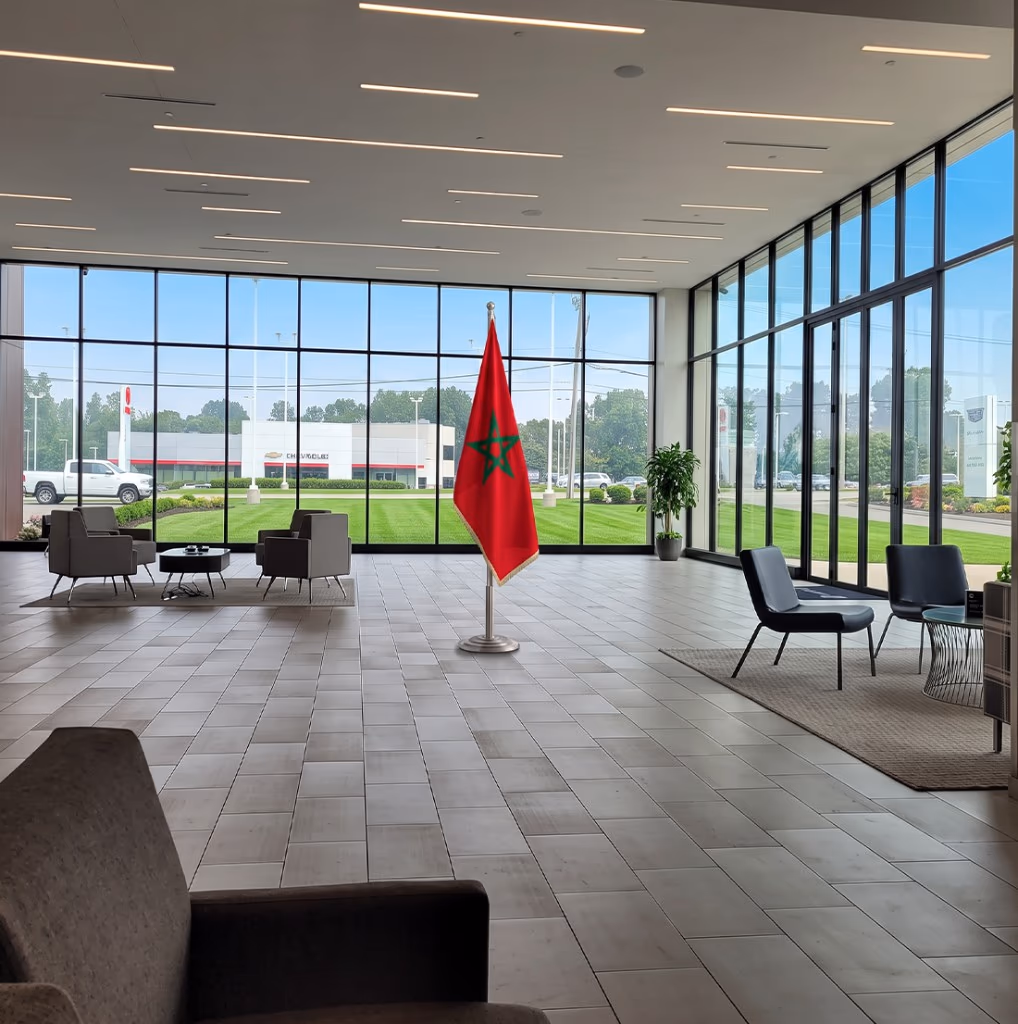 Hall d'accueil vitré toute hauteur en mur-rideau aluminium avec drapeau marocain à Tanger — Aluminium Tanger