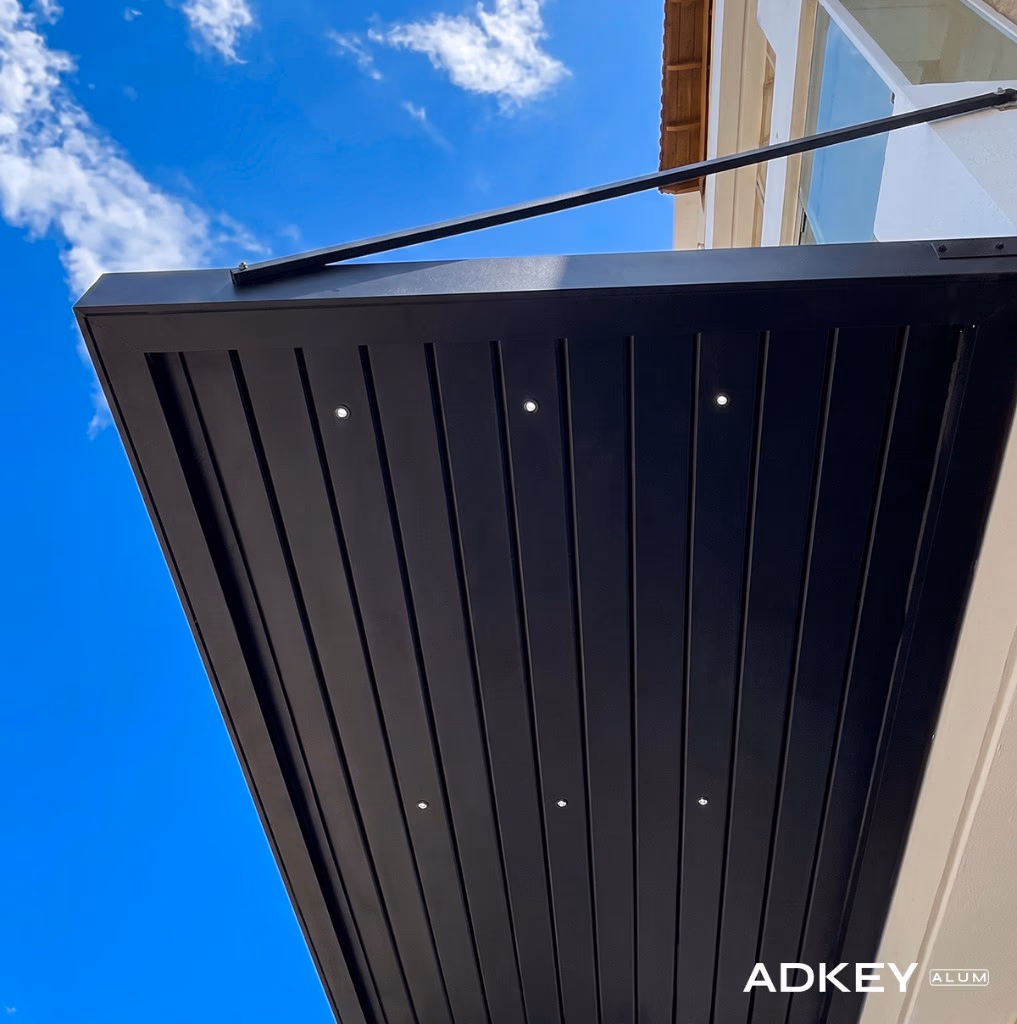 Pergola bioclimatique haut de gamme en aluminium noir à lames orientables avec éclairage LED intégré à Tanger — Aluminium Tanger