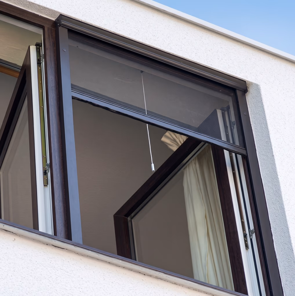 Moustiquaire enroulable en aluminium bronze avec cordelette de manœuvre sur une fenêtre à Tanger — Aluminium Tanger