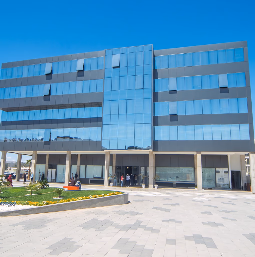 Mur-rideau bleu couvrant la façade d'un immeuble de bureaux à Tanger — Aluminium Tanger