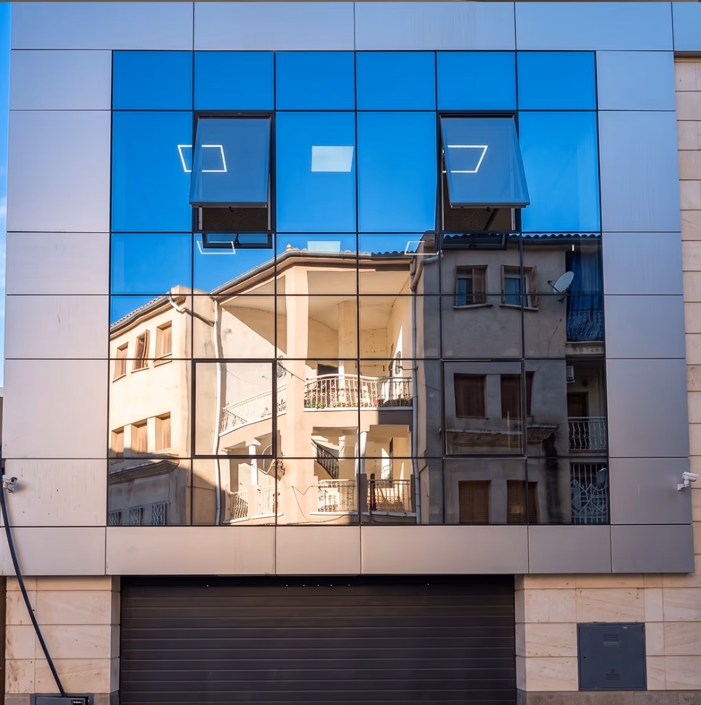 Mur-rideau en verre réfléchissant bleu à profilés aluminium Strugal sur un immeuble à Tanger — Aluminium Tanger