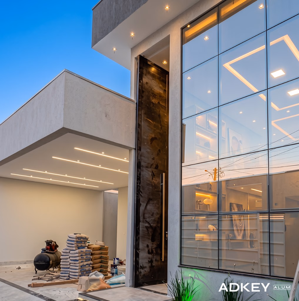 Façade en mur-rideau VEC toute hauteur en verre et aluminium sur une villa contemporaine à Tanger — Aluminium Tanger