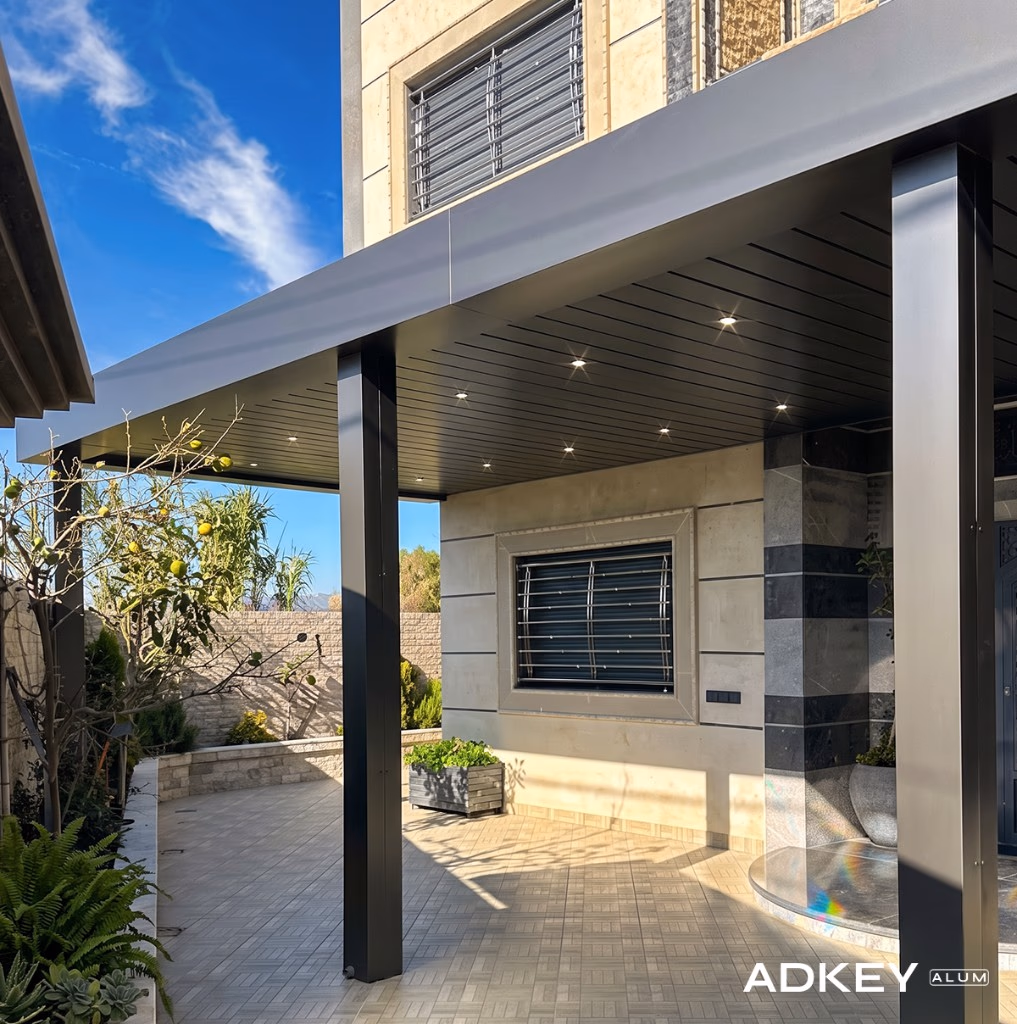 Pergola adossée en aluminium avec spots LED encastrés au-dessus de l'entrée d'une villa à Tanger — Aluminium Tanger