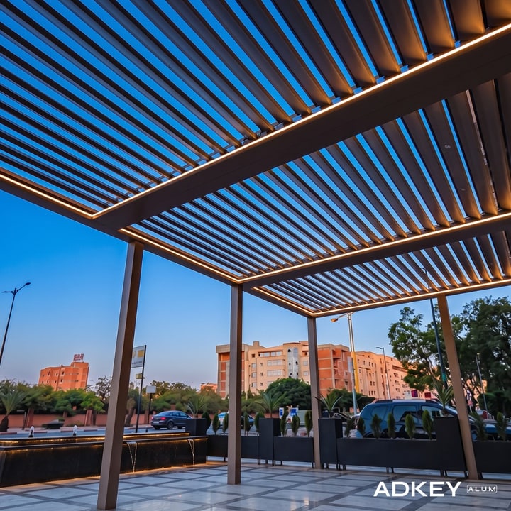 Pergola bioclimatique à lames orientables avec éclairage LED intégré au-dessus d'une terrasse à Tanger — AdKey Aluminium