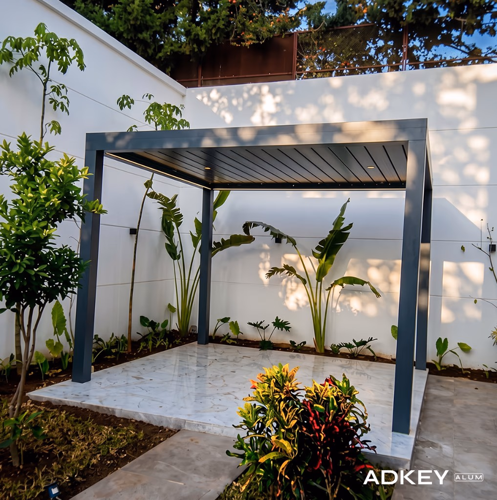 Pergola autoportante en aluminium anthracite installée dans un jardin paysager à Tanger — Aluminium Tanger