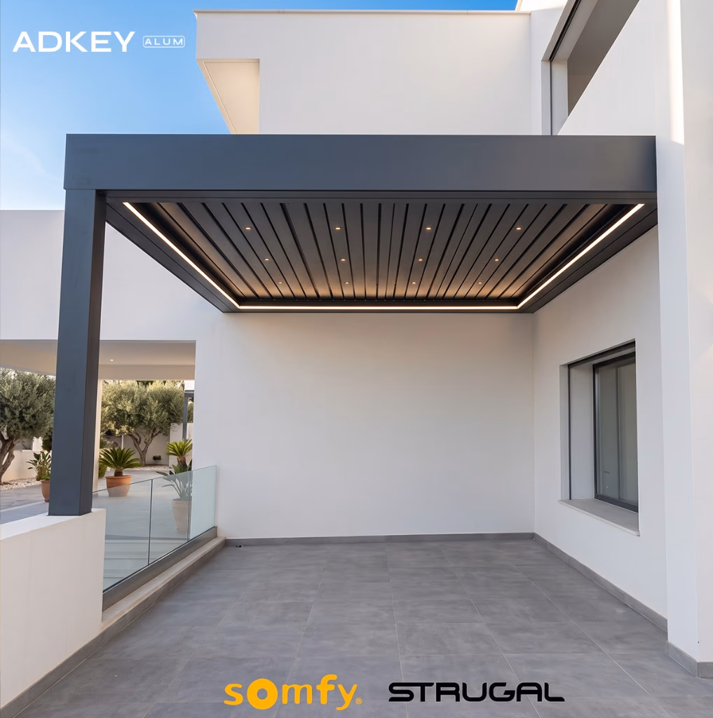 Pergola bioclimatique en aluminium anthracite à lames orientables et éclairage LED intégré, adossée à une villa à Tanger — Aluminium Tanger