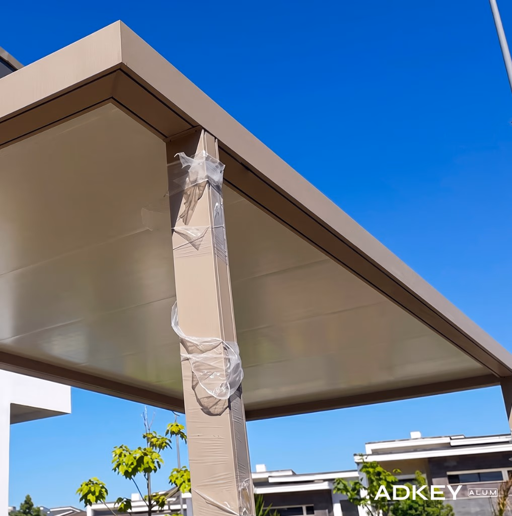 Pergola autoportante en aluminium beige de fabrication turque installée devant une villa à Tanger — Aluminium Tanger