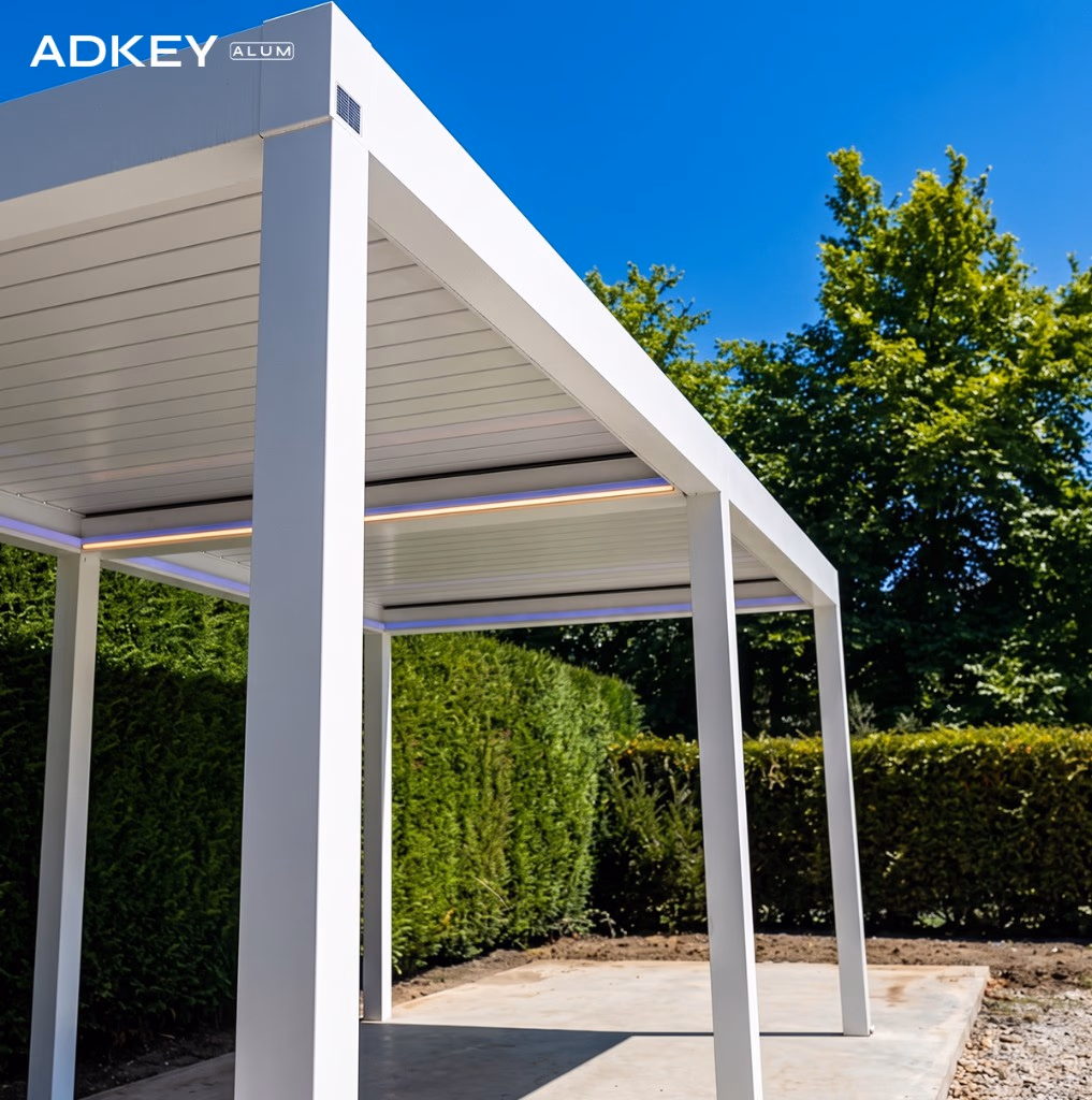 Pose d'une pergola bioclimatique en aluminium blanc avec éclairage LED périphérique dans un jardin paysager à Tanger — Aluminium Tanger