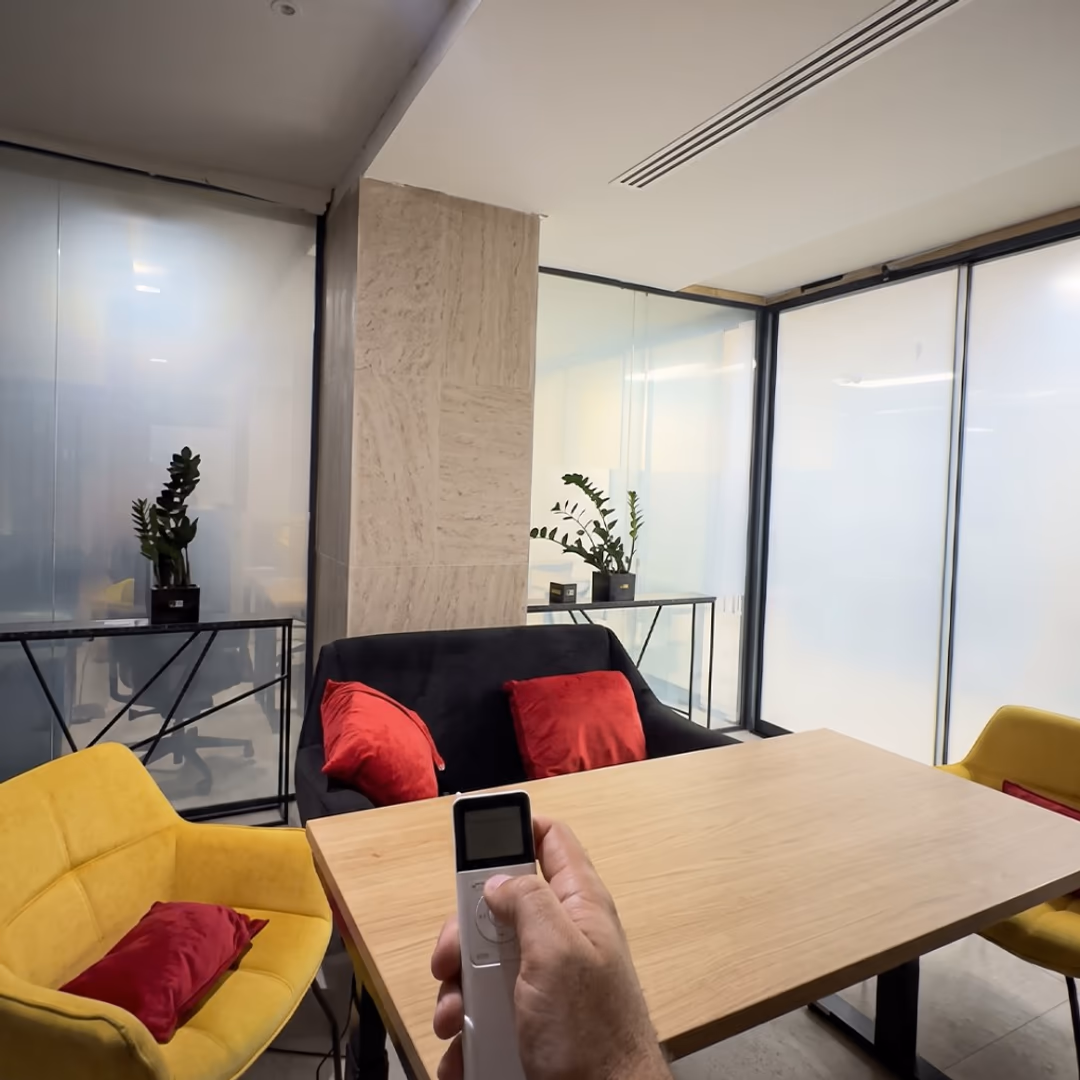Salle avec Smart Glass en mode translucide dépoli commandé à distance — AdKey Aluminium Maroc