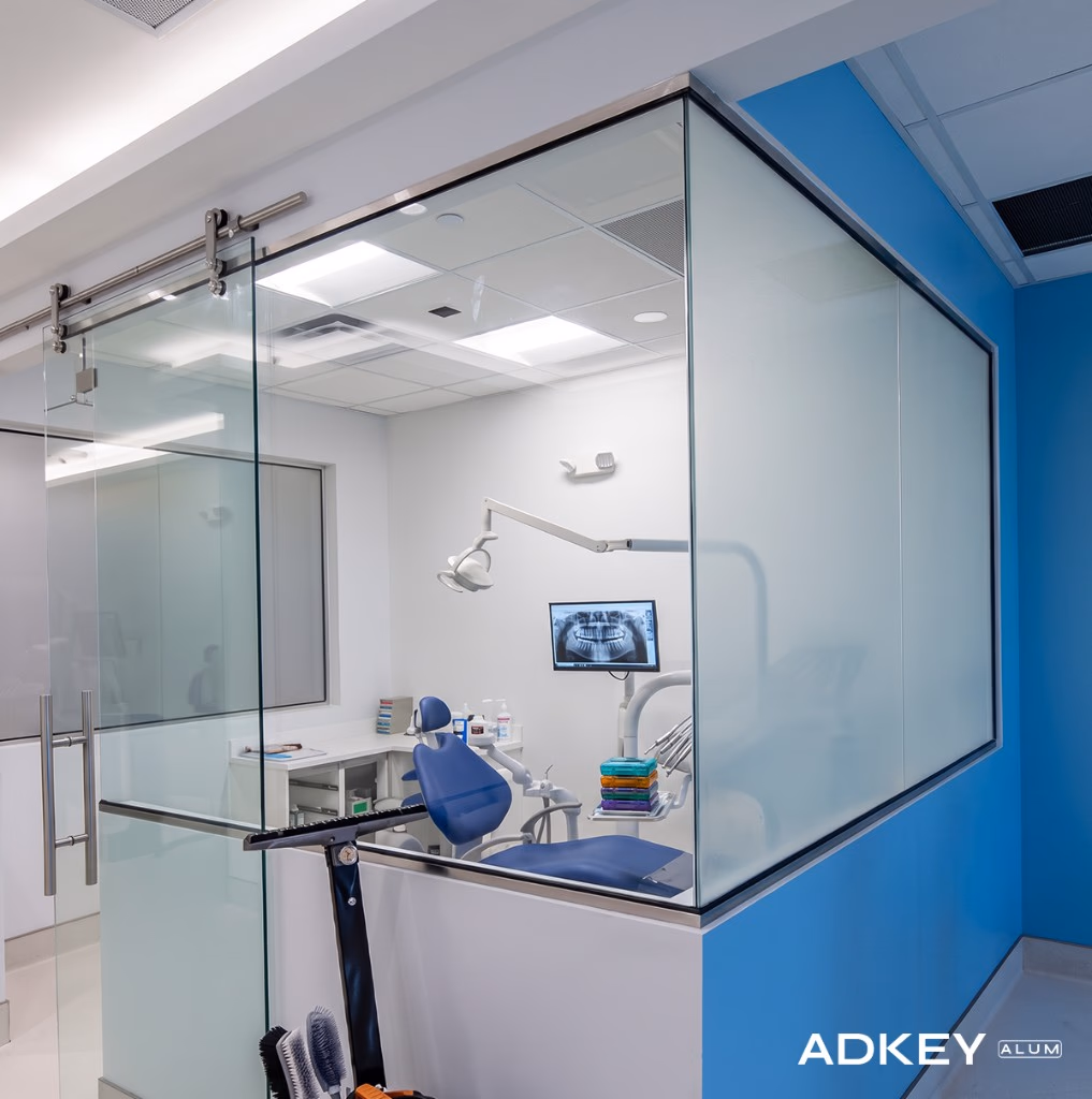 Cloison Smart Glass : panneau transparent et panneau dépoli translucide dans un cabinet à Tanger — AdKey Aluminium