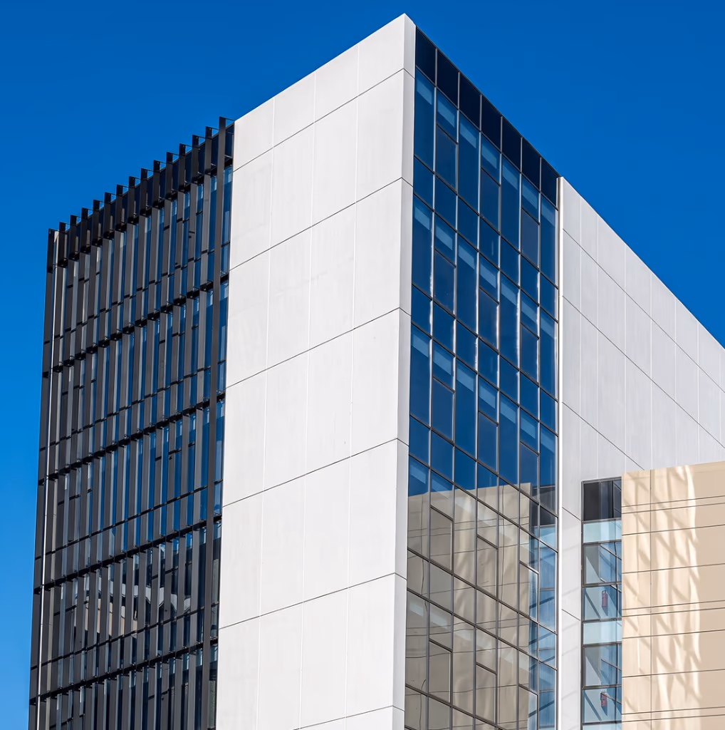 Façade vitrée et brise-soleil en aluminium sur un immeuble de bureaux à Tanger — Aluminium Tanger