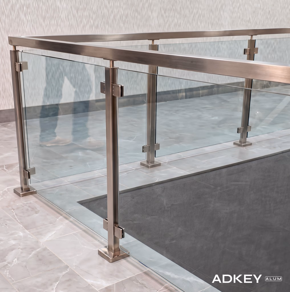 Garde-corps inox et verre avec poteaux et main courante à Tanger — AdKey Aluminium menuiserie inox